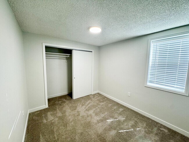 Building Photo - 5283 W Center Ave