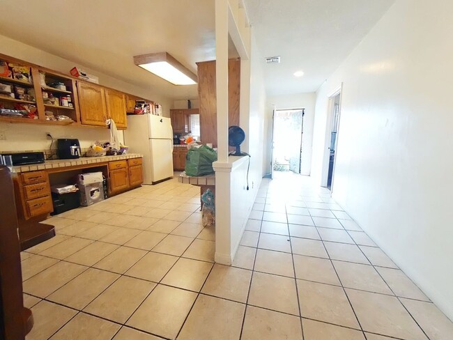 Building Photo - 5 bed 3 bath w/ POOL and Large rooms