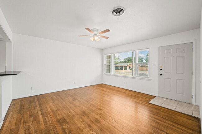 Building Photo - Stylish 2 Bedroom Home with Gorgeous Upgra...