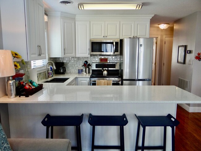 Building Photo - Updated and Modern 2 Bed/2 Bath End Unit i...