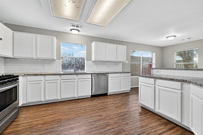 Building Photo - 17162 Summer Hollow Dr