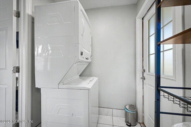 Building Photo - 719 S Shores Rd