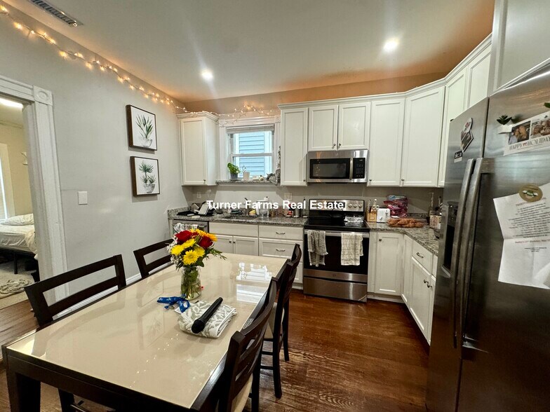 Building Photo - 724 Parker St