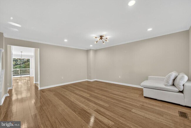 Building Photo - 8605 Western Oak Dr