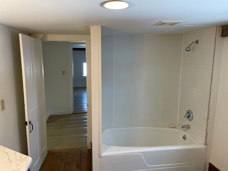 Building Photo - 300 NH-25