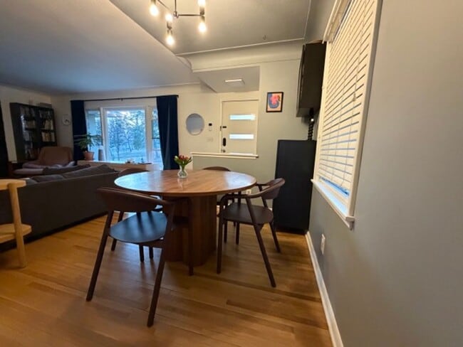 Building Photo - Stylishly Updated 4BR Home in the Heart of Northeast Minneapolis!