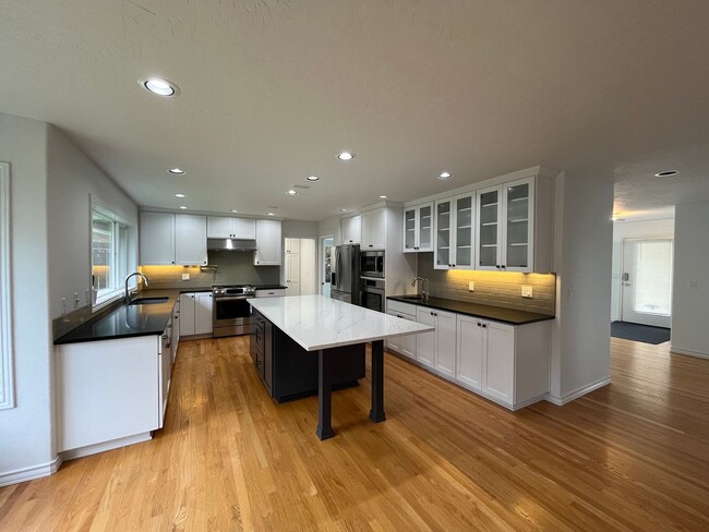 Building Photo - Incredible Sexton Mountain/Murray Hills 4 bed, 3 bath Home! + HUGE BONUS ROOM! Fenced Yard, updat...