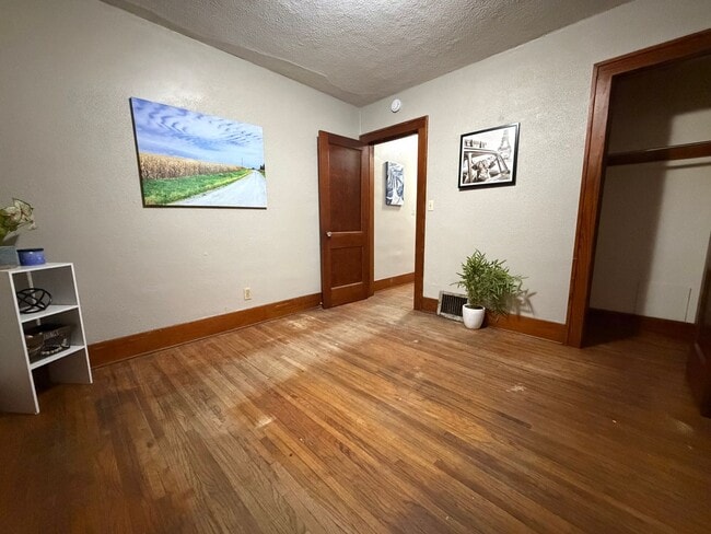 Building Photo - 2 bed, 1 bath home for rent in Waterloo