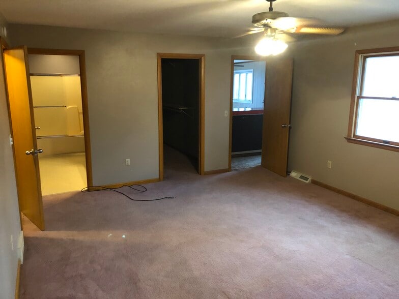 Master bedroom - 3660 N Mccord Rd