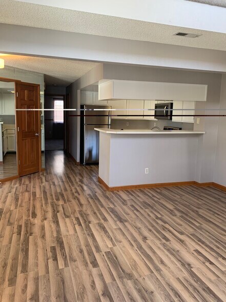 Building Photo - 5910 Gunbarrel Ave