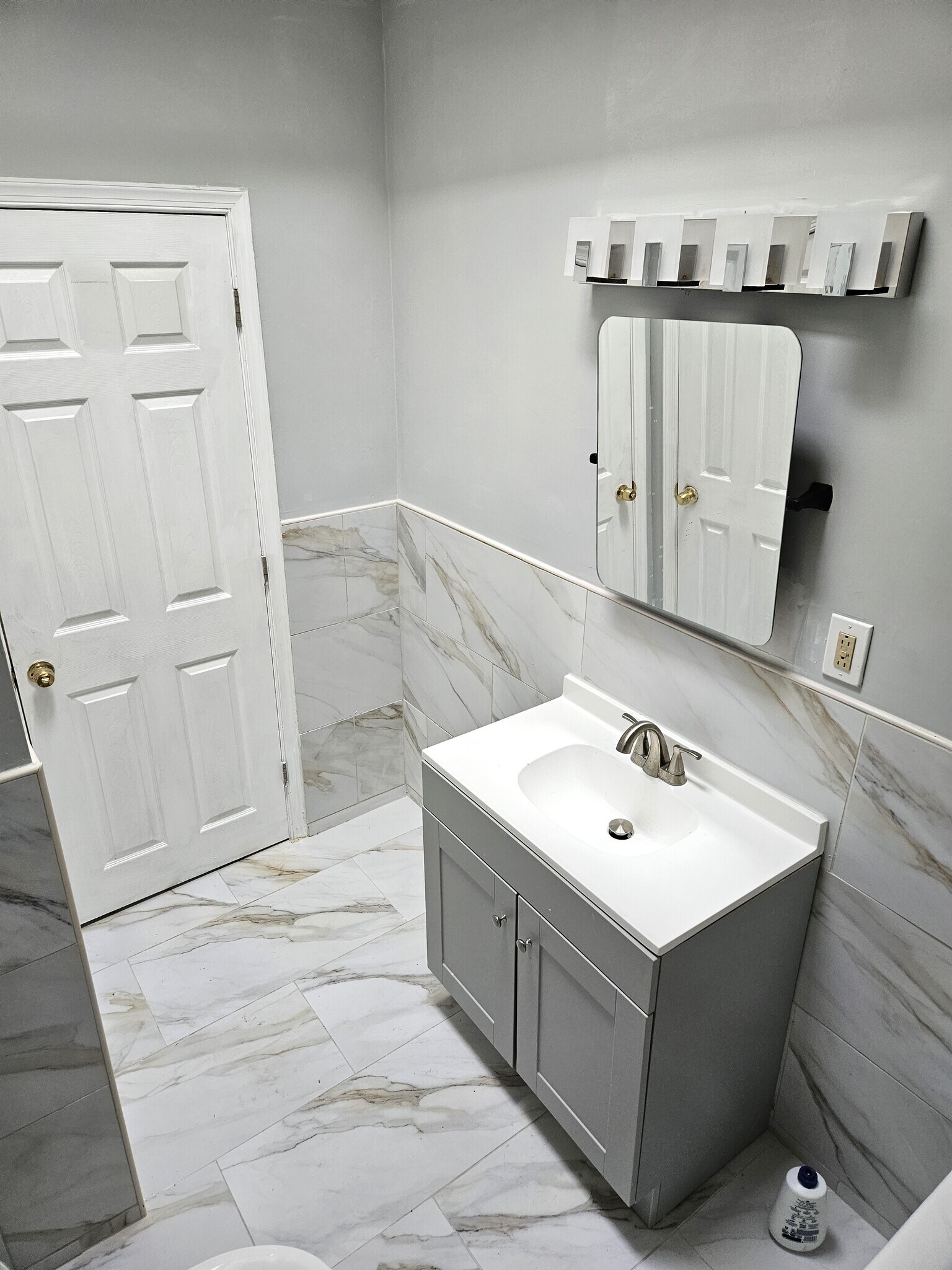 Bathroom - Front View - 5463 Arlington St