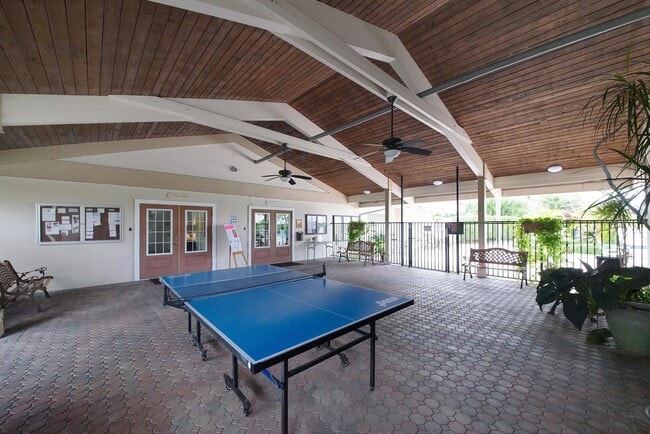 Building Photo - 2581 Garden Dr N