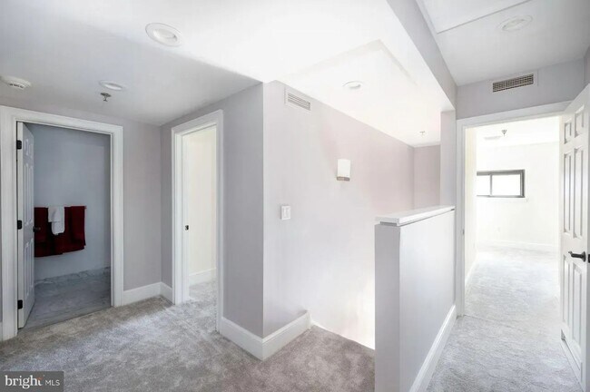Building Photo - Spacious 4-Bedroom Residence with In-Unit Laundry in Center City