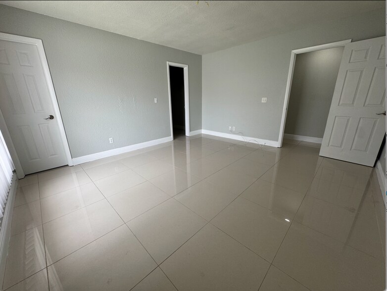 Building Photo - 3633 Country Club Blvd