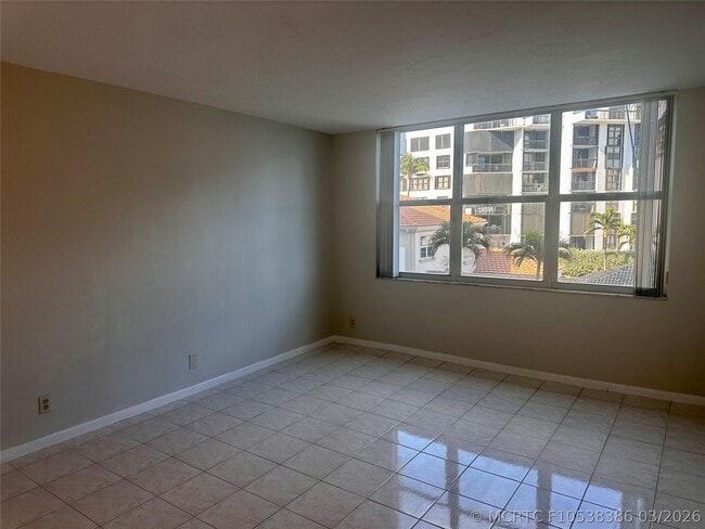 Building Photo - 1149 Hillsboro Mile