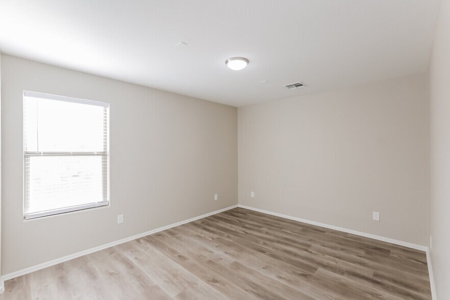 Building Photo - 28833 N Nobel Rd