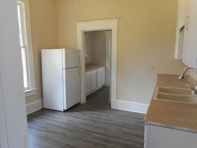 Building Photo - 501 Saluda St