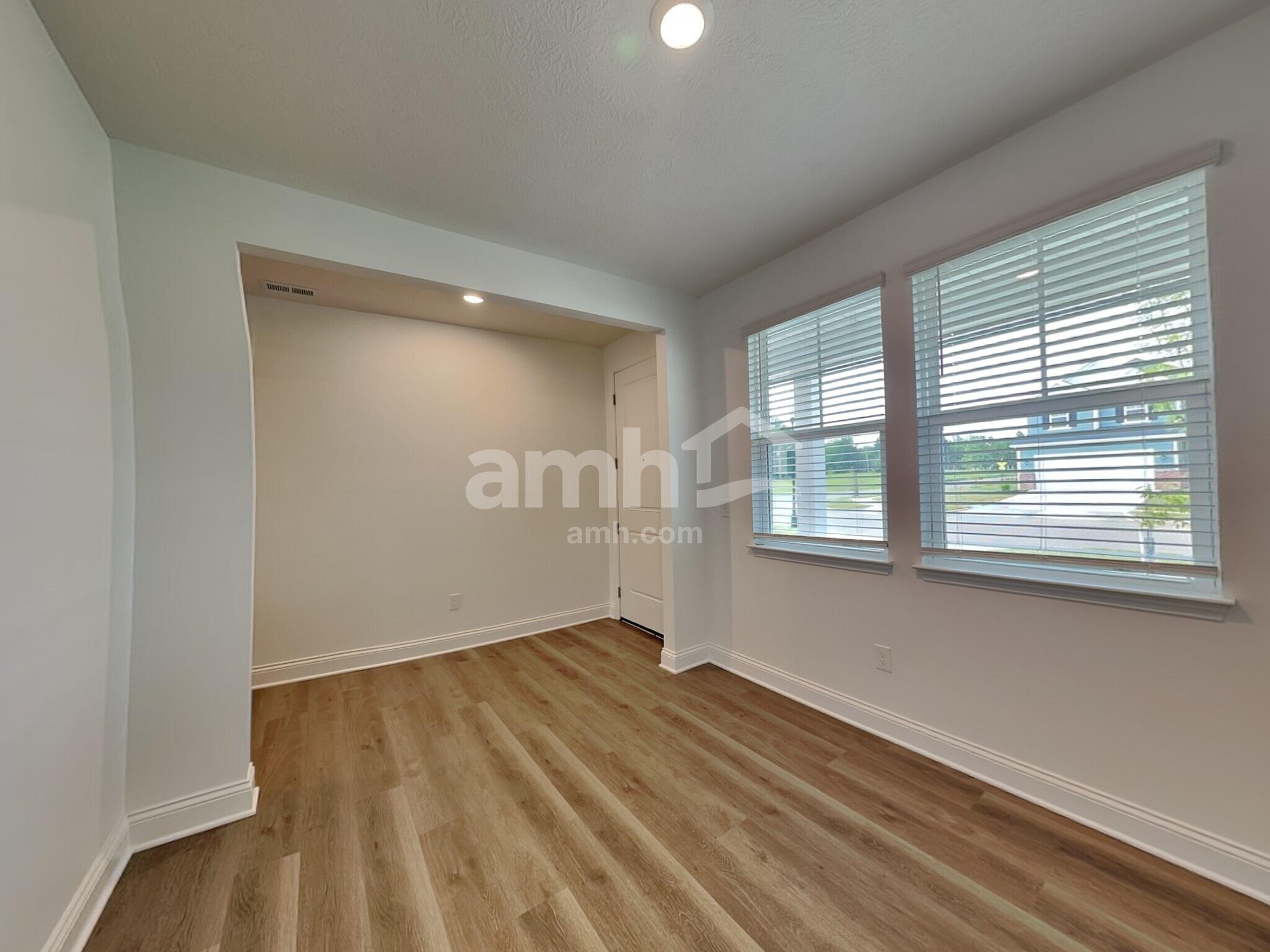 Building Photo - 9202 Henley Ave