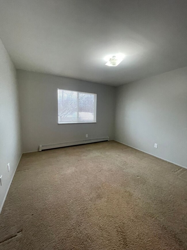 Building Photo - Large One Bedroom Apartment! Washer and Dryer in Unit!