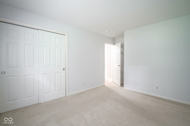 Building Photo - 10924 Lakeshore Dr W