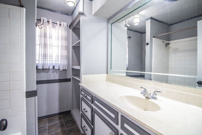 Building Photo - Charming home with updates!