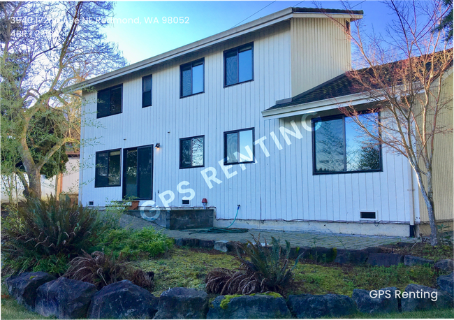 Building Photo - Stunning Light-Filled Home on a 1/3 Acre C...