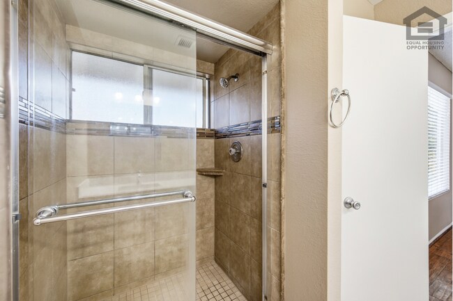Building Photo - 6Bed/3Bath Split Level House at Cactus/75th Ave! Ready for Immediate Move-In! -- POOL!