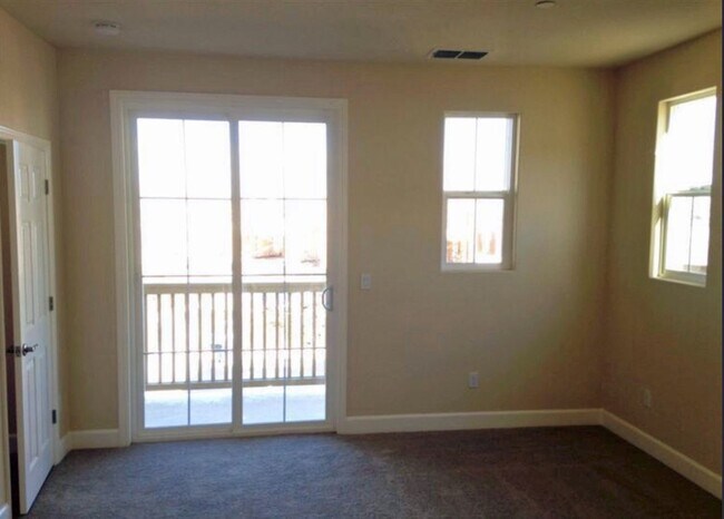 Building Photo - Beautiful 3 Bedroom, 3.5 Bathroom 2,350 Sq...