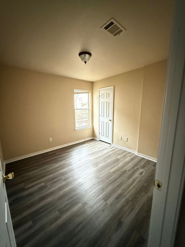 Building Photo - 212 Janelle Dr