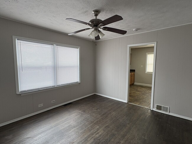 Building Photo - 17407 Woodbury Ave