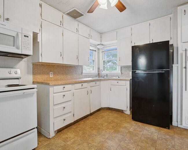 Building Photo - 2 bed 1 bath near Slide and Marsha Sharp n...