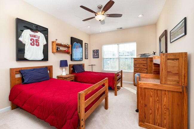 Building Photo - 3BR Open Floor Plan with Garage in Captain...