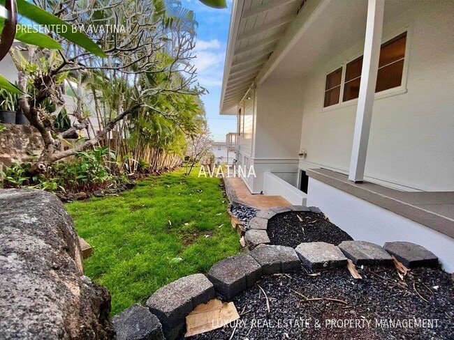 Building Photo - 2330 Makanani Dr