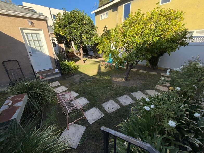 Building Photo - 14641 Moorpark St