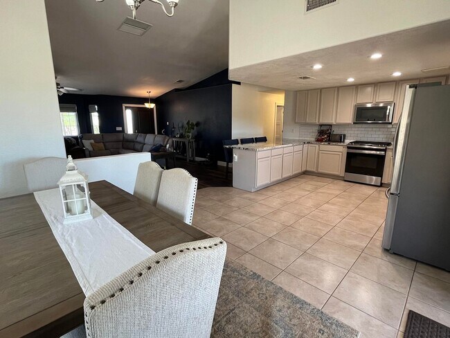Building Photo - ****Move In Special**** $300 off 1st Month...