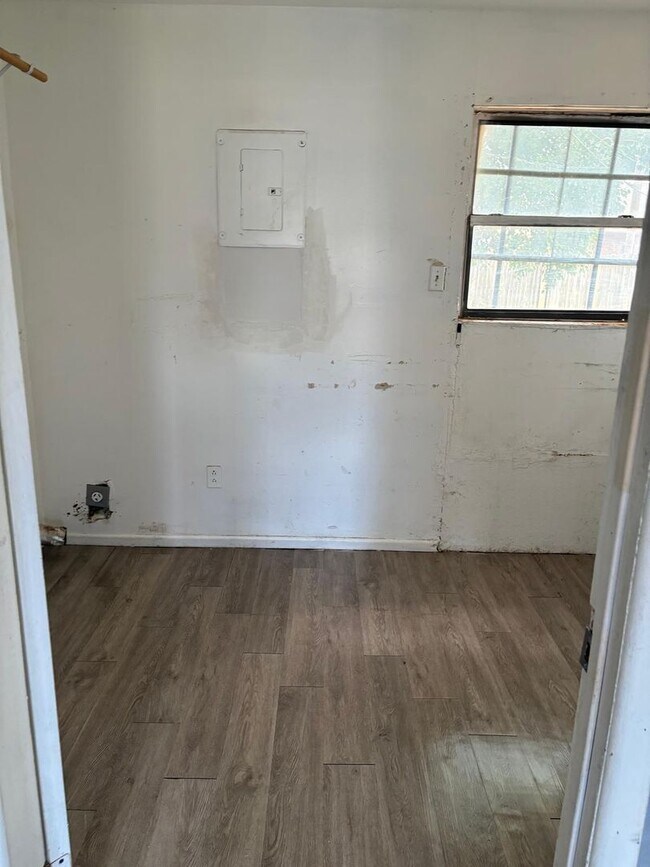 Building Photo - $0 First Month's Rent / $0 Deposit at Move-in