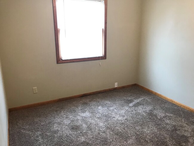 Building Photo - TALL CEILINGS! GREAT LOCATION!