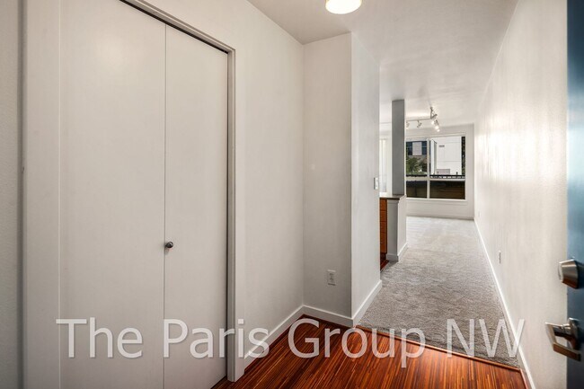 Building Photo - Perfect Bright 1BR 733sf CapHill Condo!! 9...