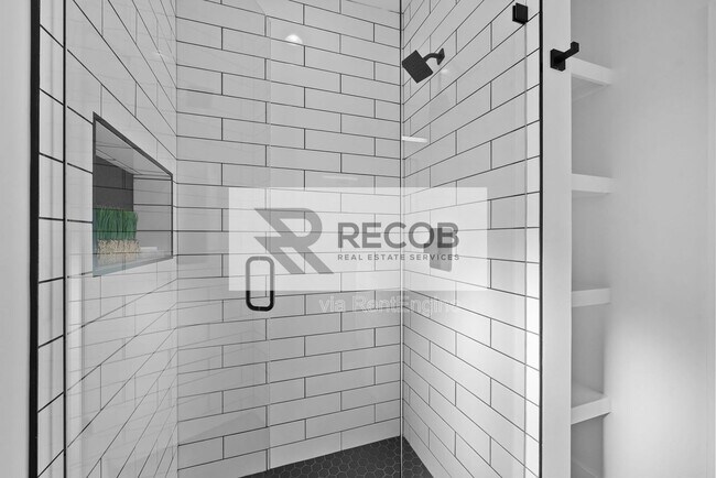 Building Photo - 1638 Elm Ave