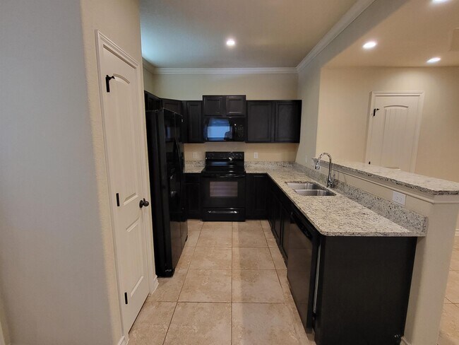 Building Photo - 6930 Lakeview Dr.
