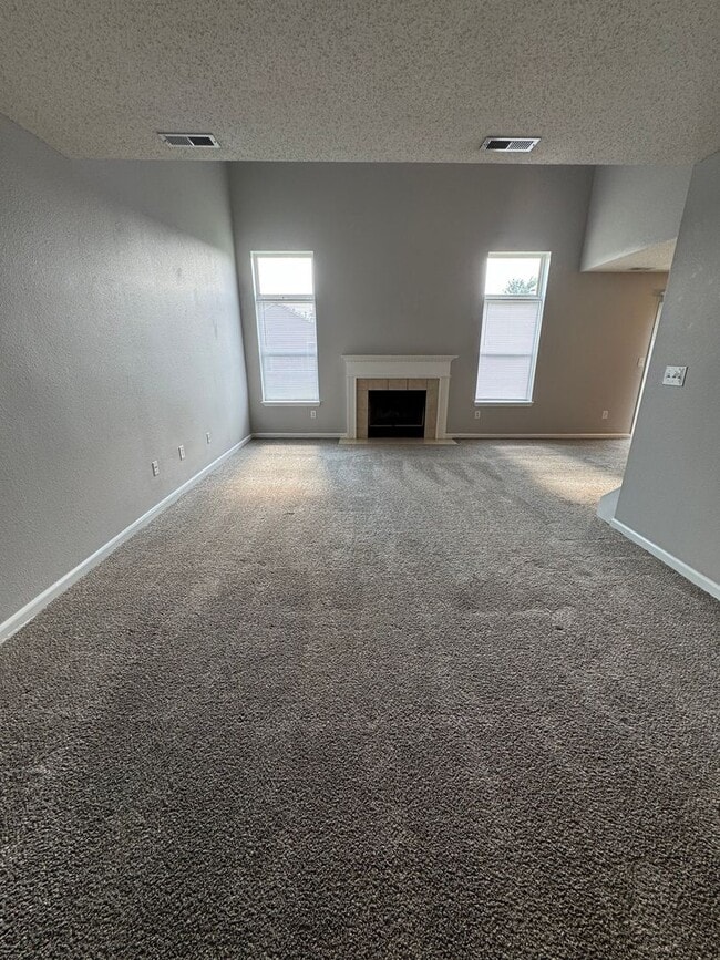 Building Photo - Noblesville 3  - R home