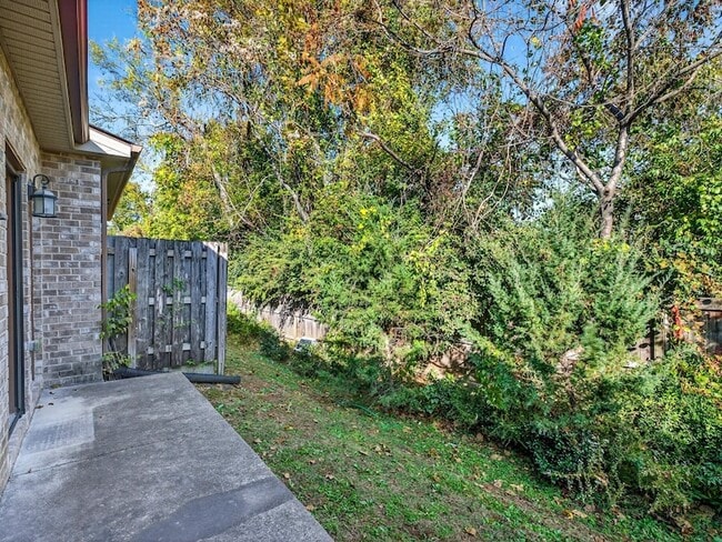 Building Photo - 110 Velena St