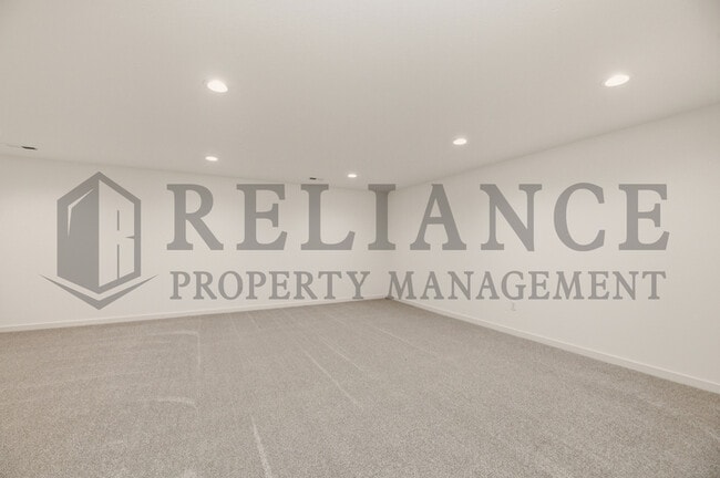 Building Photo - 5249 N Pinecrest Ct