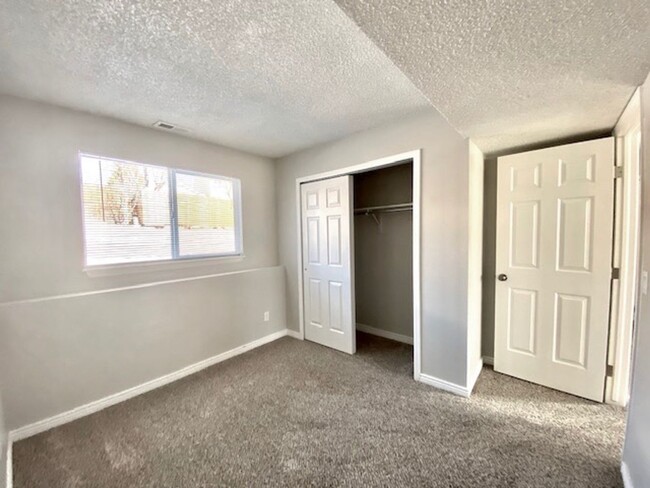 Building Photo - Lovely bi-level 3 bed/2 bath home with fen...