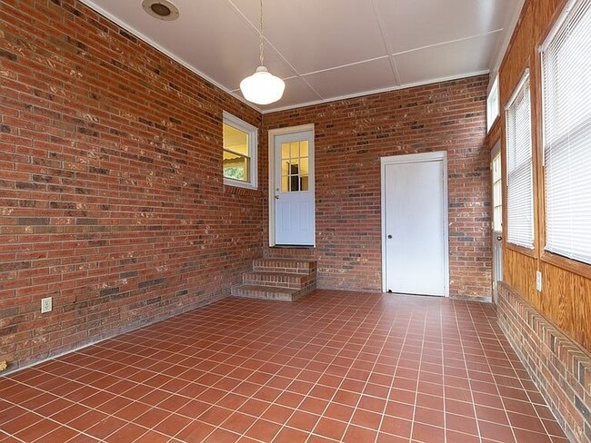 Building Photo - 408 Pineview Dr