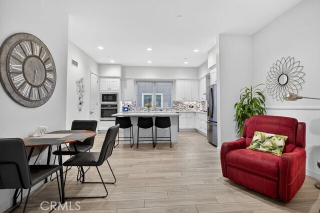 Building Photo - 985 Doheny Way