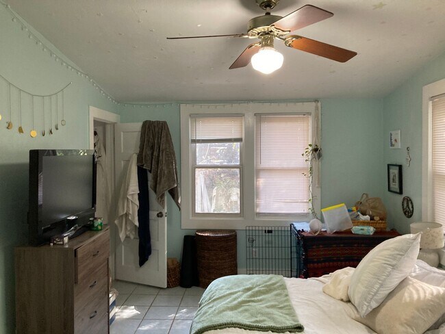 Building Photo - Beautiful, Large 3 Bedroom House Steps fro...