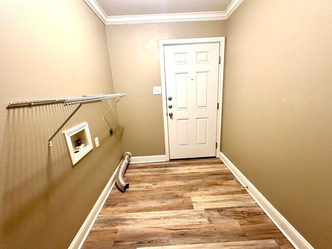 Building Photo - **Application Received ** Available Now! Charming 4-Bedroom Home with Modern Kitchen & Spacious B...