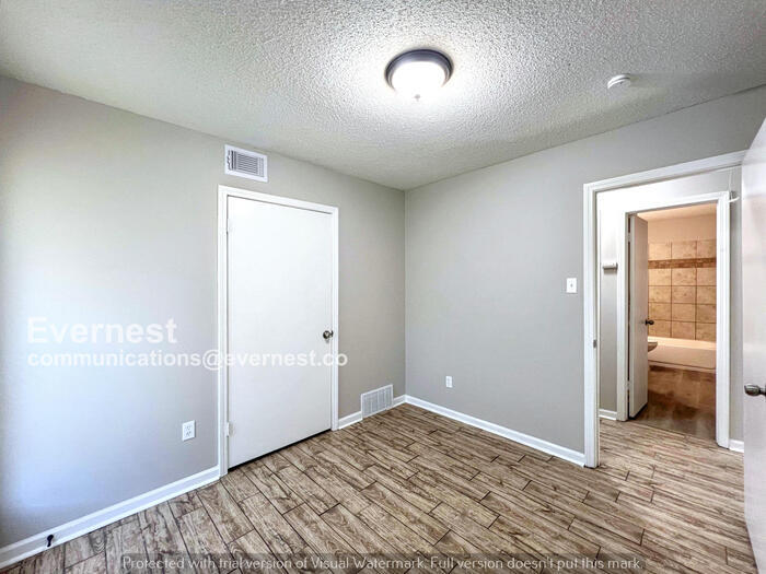 Building Photo - 6320 Forest Glen Dr