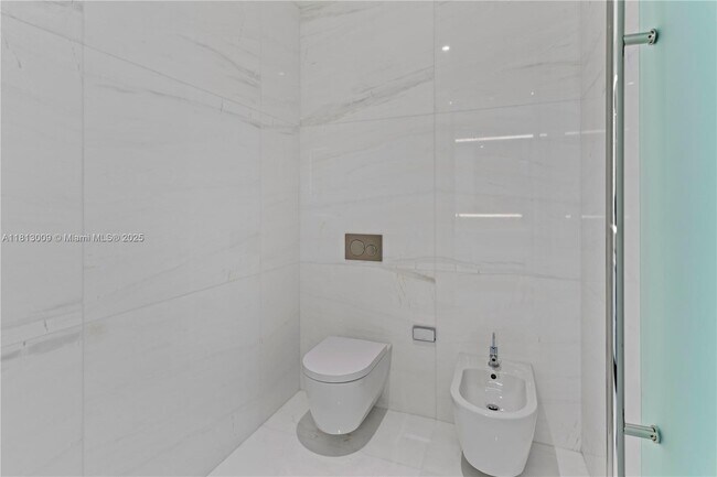 Building Photo - 300 Biscayne Blvd Way